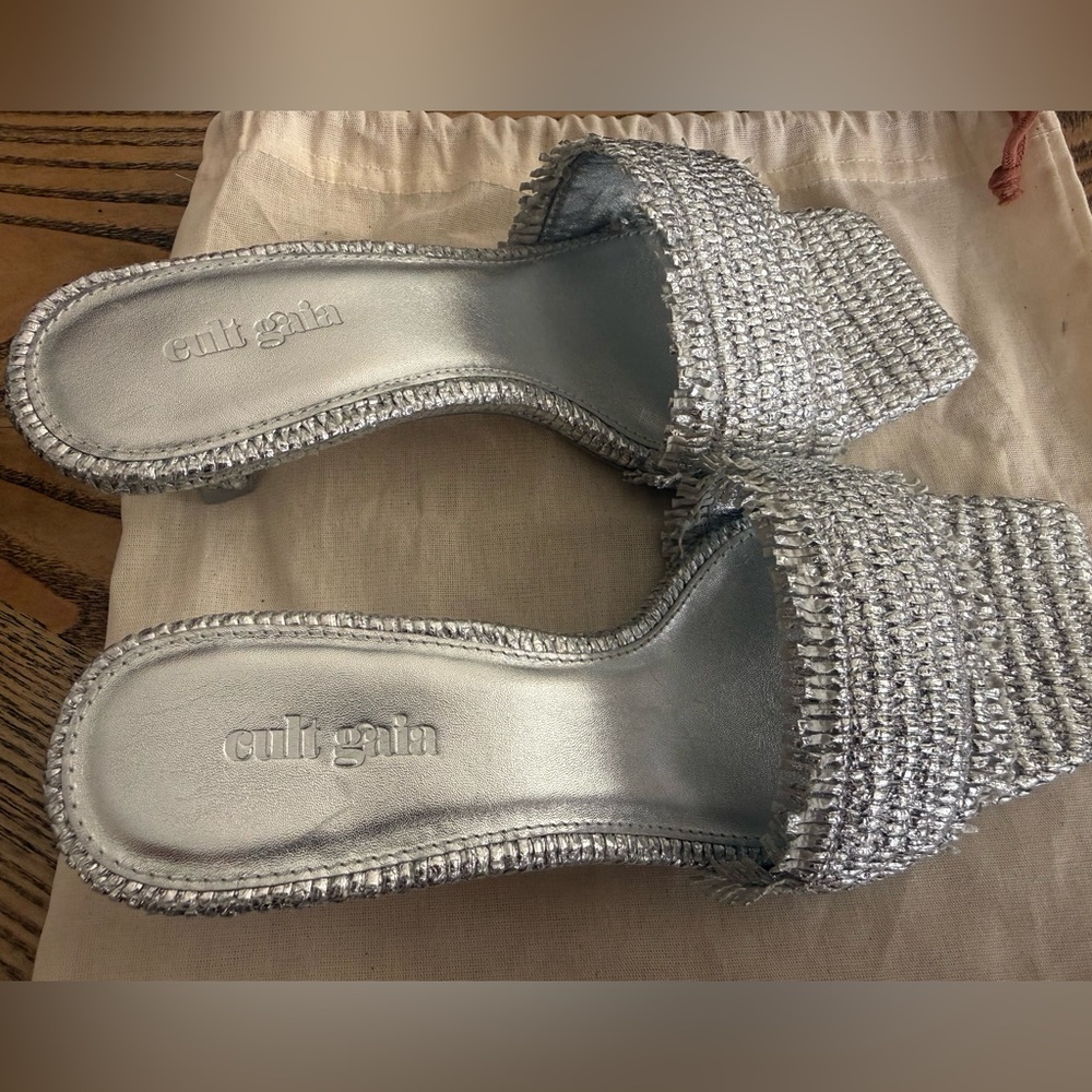 NWT Cult Gaia Ada Metallic Raffia Mules in Silver Size 37.5 - Picture 3 of 6